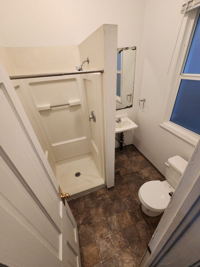 Building Photo - 620 NE Maple St