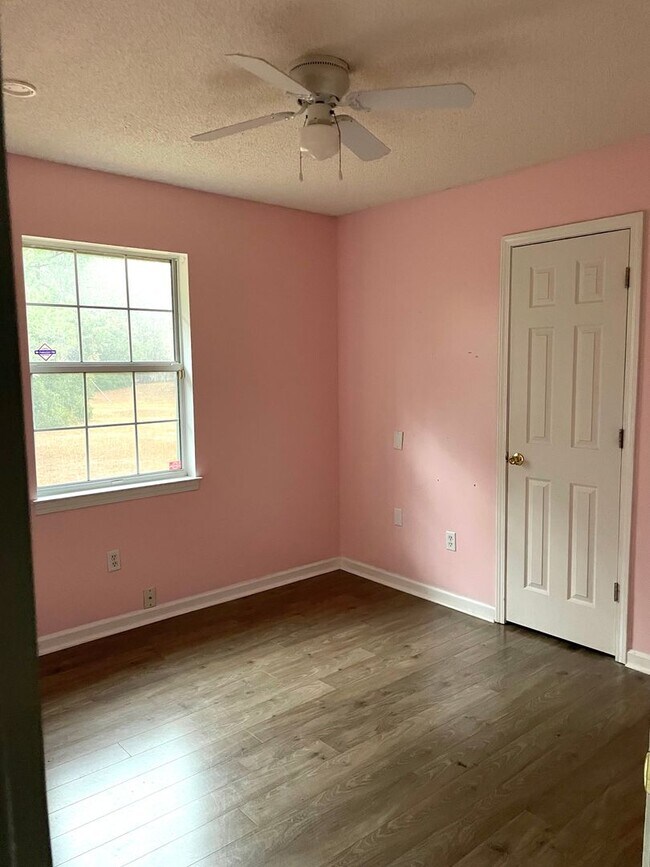 Building Photo - FALL MOVE-IN SPECIAL: 50% OFF 1st FULL MON...