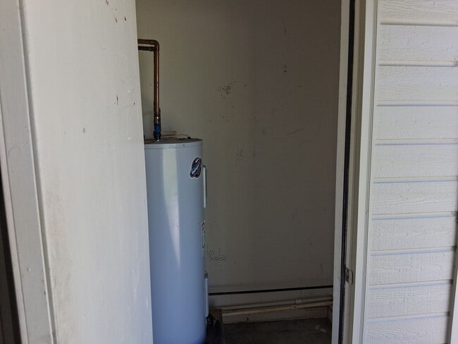 Building Photo - 2 Bedroom Duplexes Near Moody