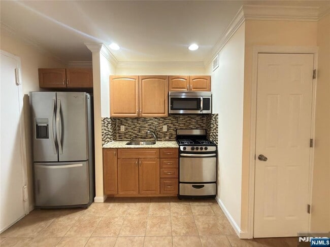 Building Photo - 400 Fairview Ave