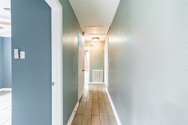 Building Photo - 12906 Southspring Dr