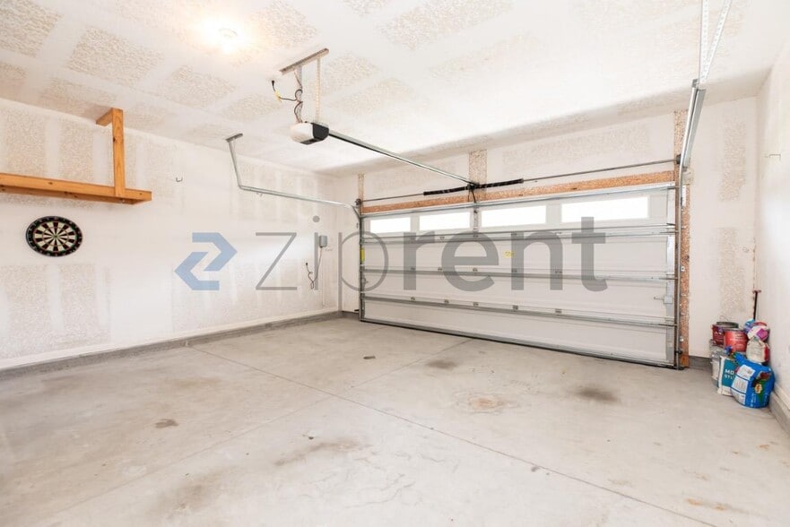 Building Photo - Unit