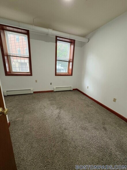 Building Photo - 143 Park Dr