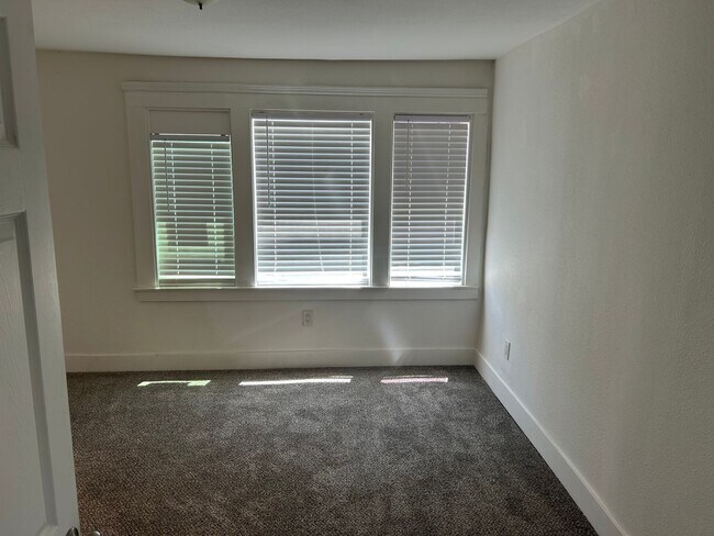 Building Photo - 3 Bedroom Unit Available Now!!
