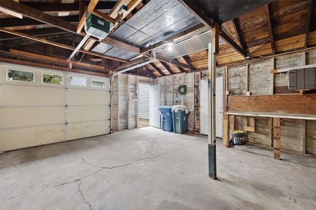 Building Photo - 417 Chamberlin Dr