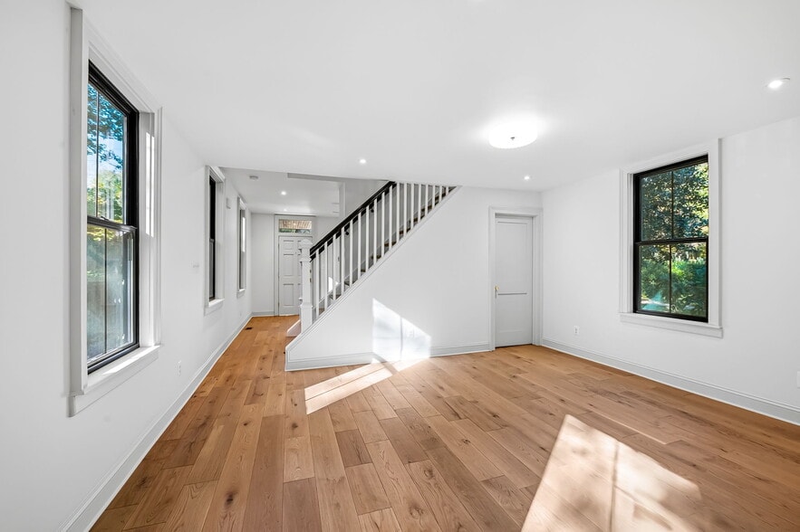 Open dining and kitchen space w basement access - 4629 Keswick Rd