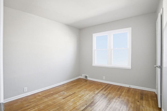 Building Photo - Spacious 3-Bed Home with Finished Basement and Extra Room