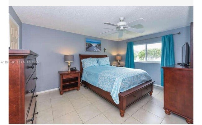 Building Photo - 2615 NE 3rd Ct