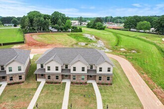 Building Photo - Stylish 4BR Townhome Living in the Heart o...