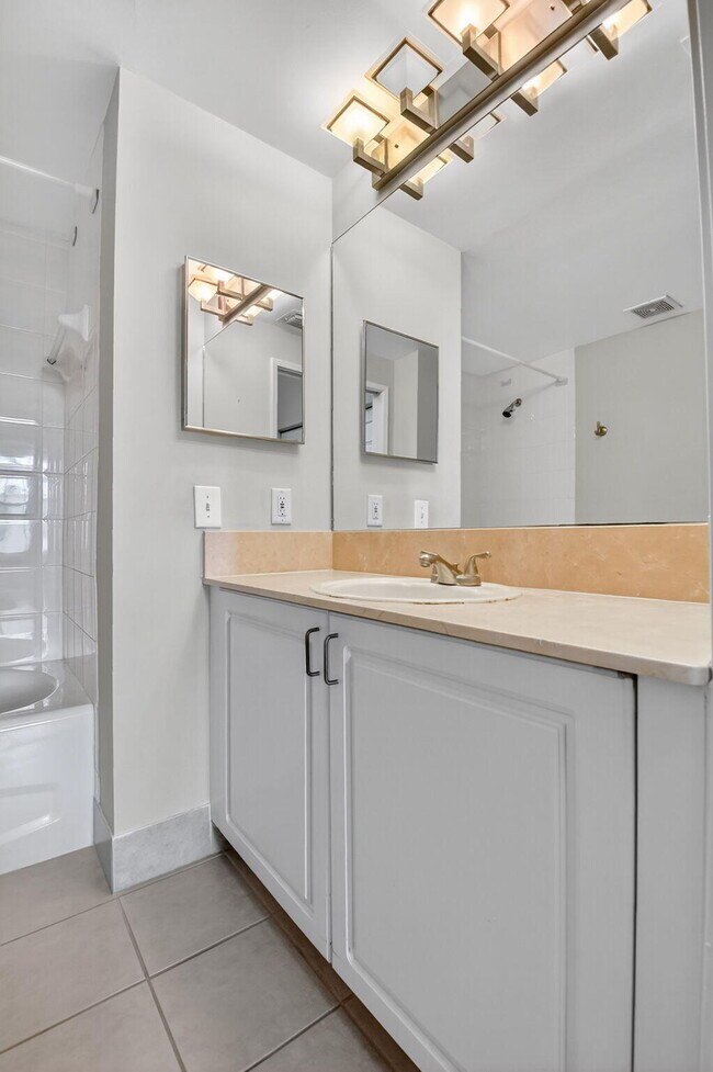 Building Photo - 780 S Sapodilla Ave