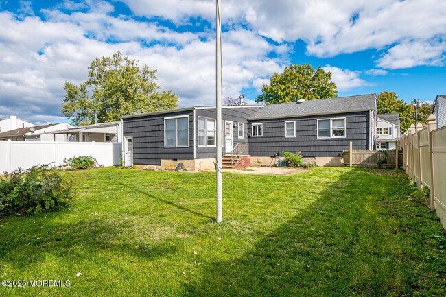 Building Photo - 1331 Sunset Ave