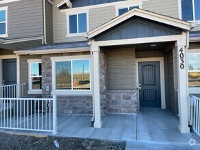 Building Photo - Newer townhouse in Chapel Heights!