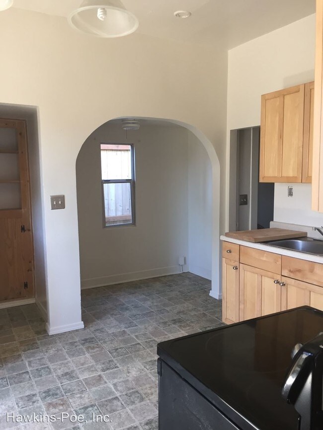 Building Photo - 1102 S Lawrence St