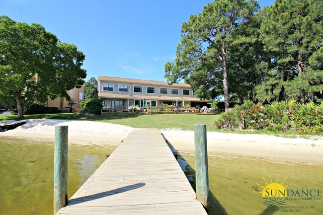 Building Photo - Stunning 3 Bedroom Waterfront Unit in Fort Walton!