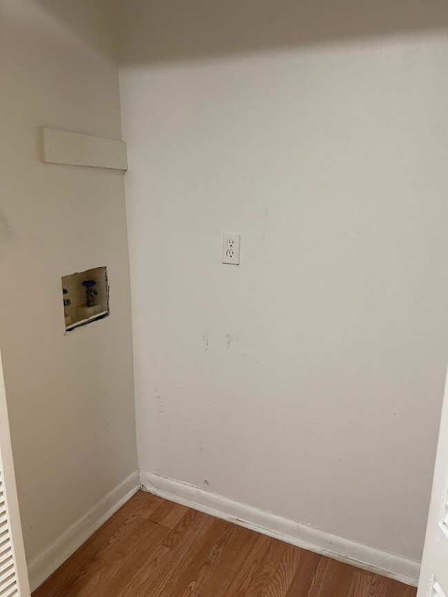 Building Photo - 3 bedroom 2 bath Hermitage duplex
