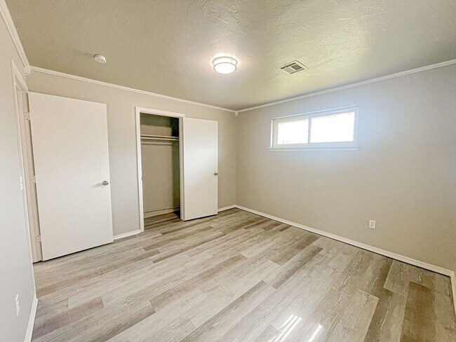 Building Photo - Updated 3/1 Home with Vaulted Ceilings & Large Fenced Backyard