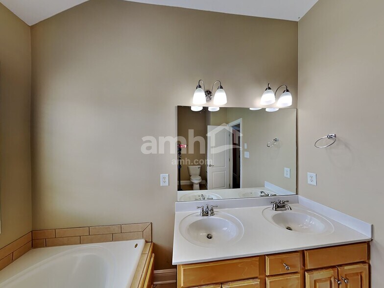 Building Photo - 3012 Clyde Cir