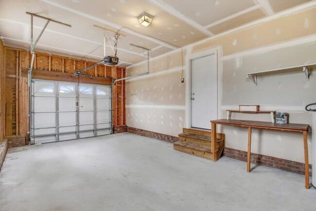 Building Photo - WONDERFUL 3 BR, 2 BA w/ attached garage *D...