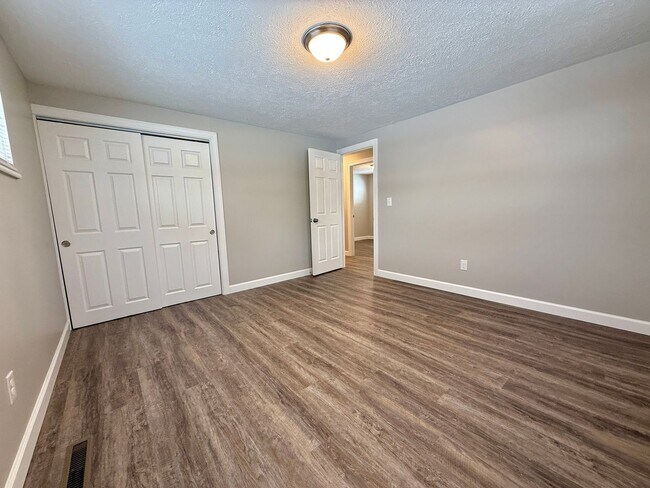 Building Photo - 501 Orangewood Dr