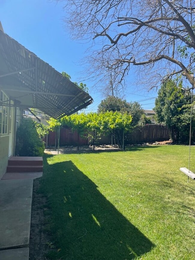 Building Photo - Charming 3 Bedroom Home on a Quiet Tree-Li...