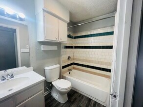 Building Photo - Move in Special for 2 Bed/2 Bath