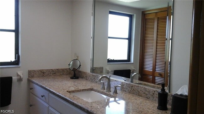 Building Photo - 4011 SW 2nd Ave