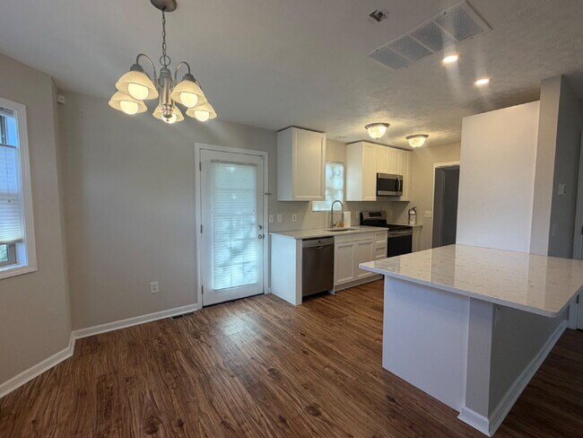 Building Photo - "Charming 4-Bedroom Home with 2.5 Baths on Knox Avenue – A Cozy Retreat in Hollister, MO!"