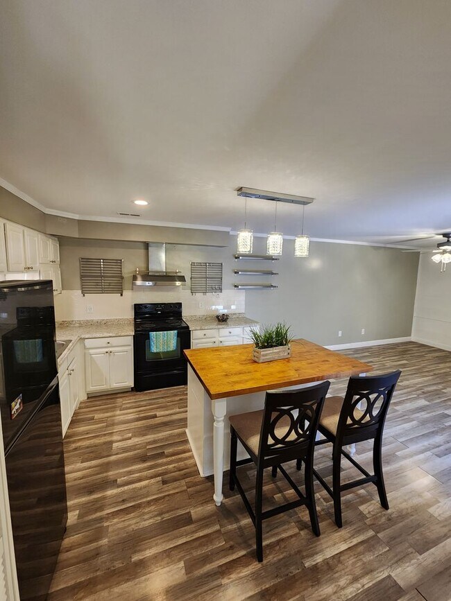 Building Photo - Chapel Hill / Finley Forest Townhouse AVAIL