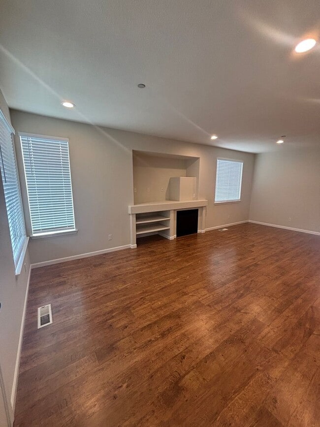 Building Photo - Single level 3 bedroom 2 bathroom home in Windsor's Vintage Greens with new paint and A/C