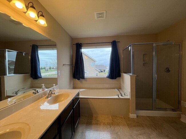 Building Photo - Updated 4 Bed 3 Bath Home In Fairview Heights!