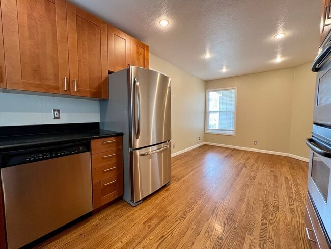 Building Photo - Spacious 4-Bed / 2-Bath Rancher near Linda Mar Beach