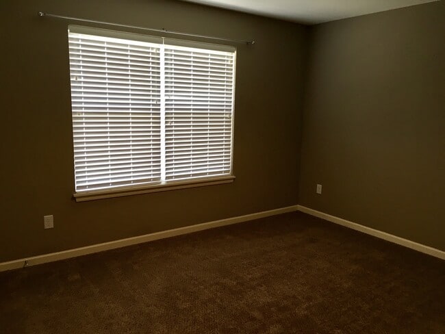 Building Photo - 2 Bed 2 Car Single Level Home in Raymore