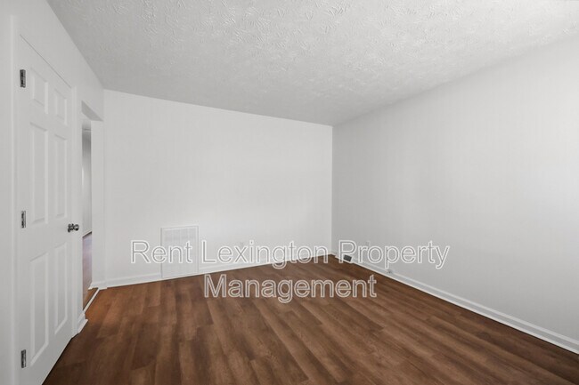 Building Photo - 3215 Aqueduct Dr