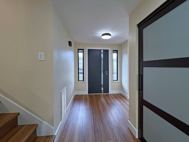 Building Photo - Gorgeous 3 Bedroom 2 Bath Home in Desirable Fairwood, Renton