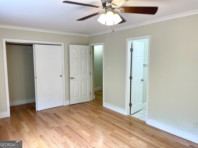 Building Photo - 696 Redland Dr