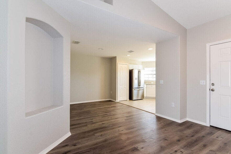 Building Photo - 8179 Woodvine Cir