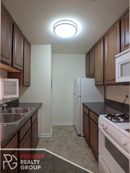 Building Photo - 665 W Wrightwood Ave