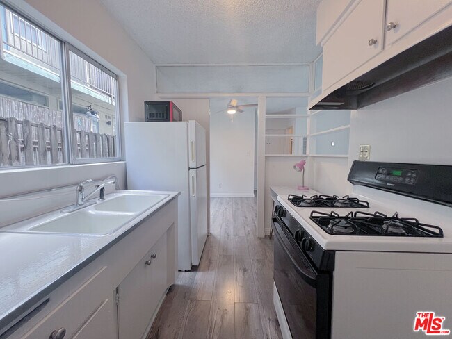 Building Photo - 941 N San Vicente Blvd