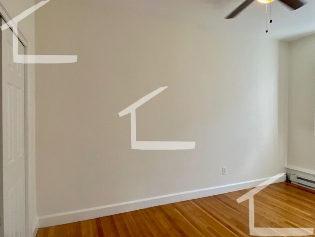 Building Photo - Spacious One Bed Right In Kenmore