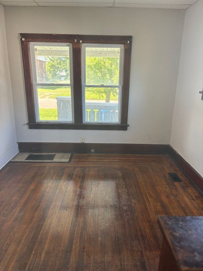 Building Photo - Section 8 Accepted! 5 BR 2 BA