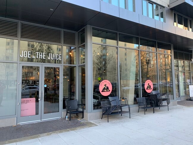 Neighborhood Amenities - 400 Massachusetts Ave NW