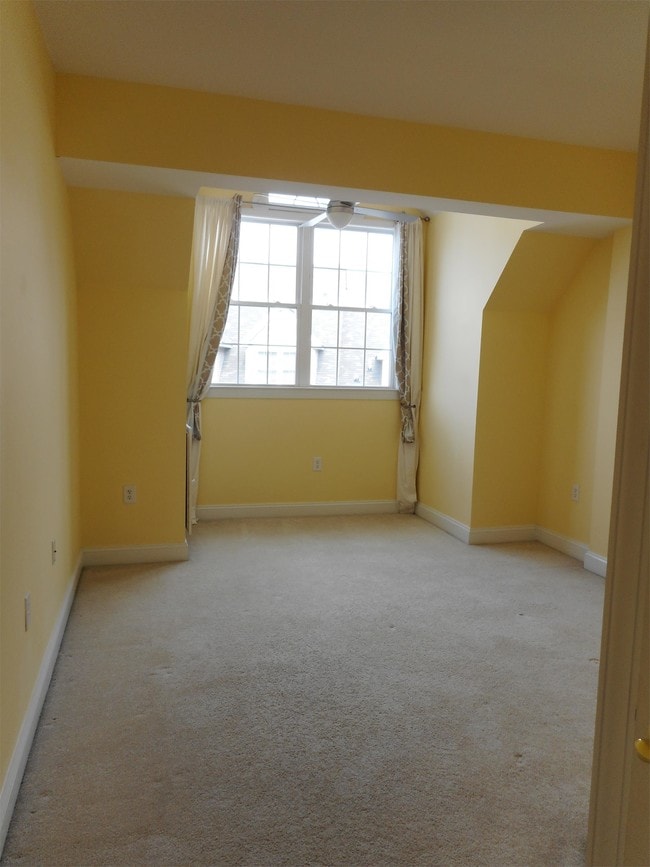 Building Photo - 204 Seneca Way