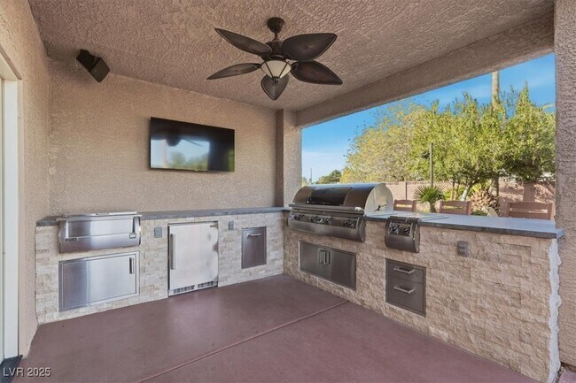 Building Photo - 8570 Country Home Cir