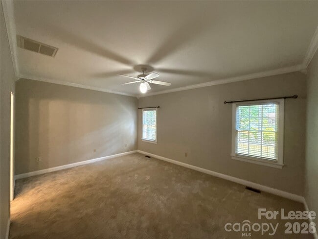Building Photo - 2649 Willowbrook Dr