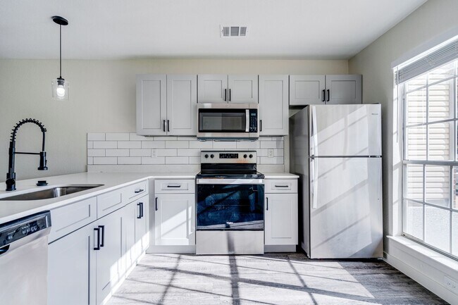 Building Photo - RIVER CROSSING ATX - 2BD/2.5BA - TOWNHOUSE - NEAR DOWNTOWN - NEW INTERIOR - $1495