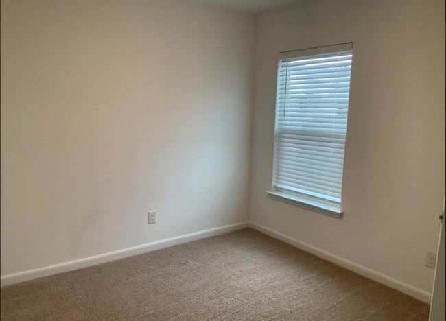 Building Photo - "Charming 3-Bed Oasis with Granite Touches...