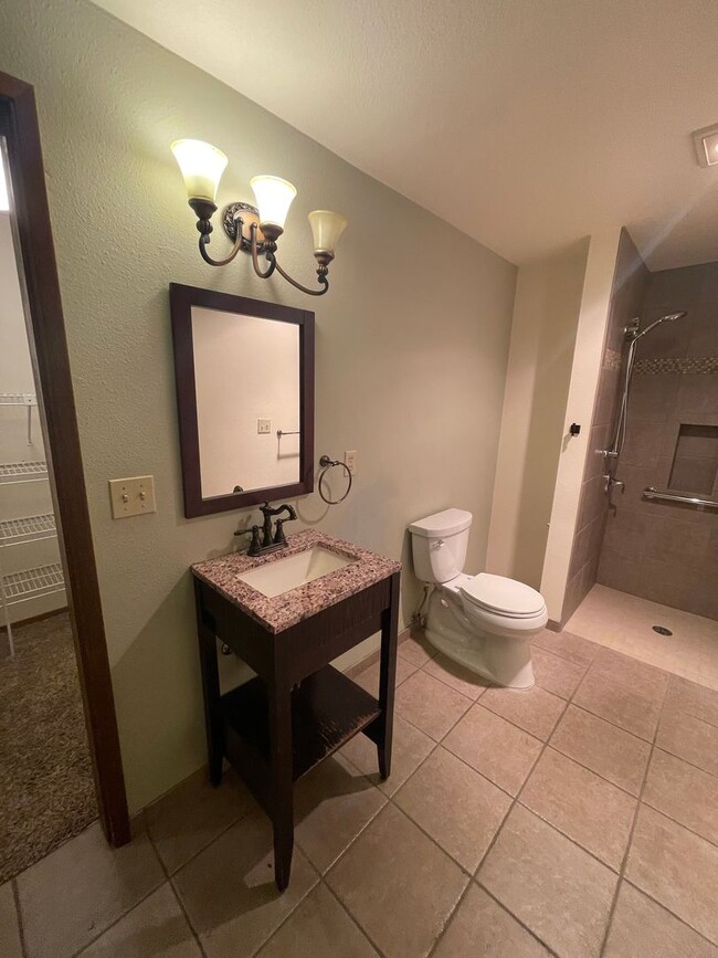 Building Photo - 2 BED 2 BATH SOUTHRIDGE CONDO