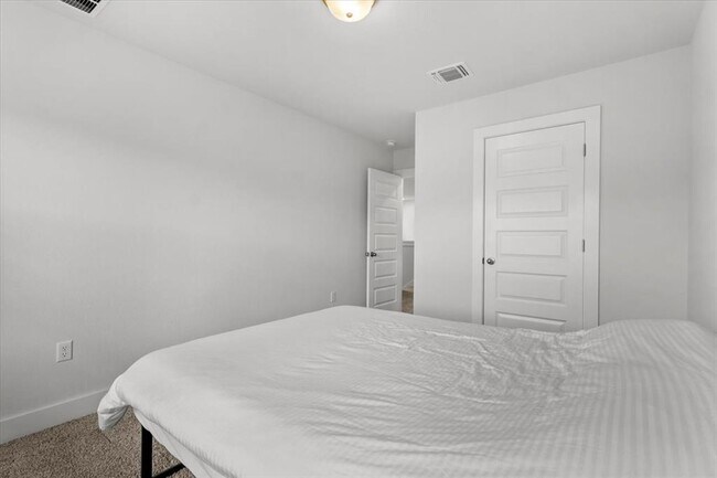 Building Photo - 7106 Silver Star Ln