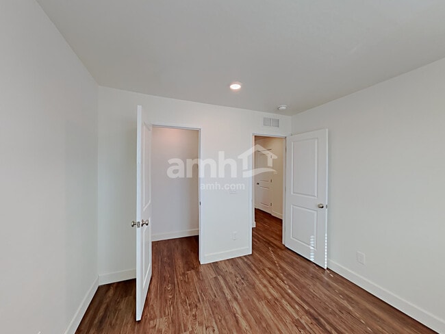 Building Photo - 632 W Hackamore Ave