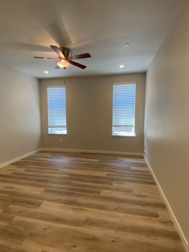 Building Photo - 246 Silver Bend Way